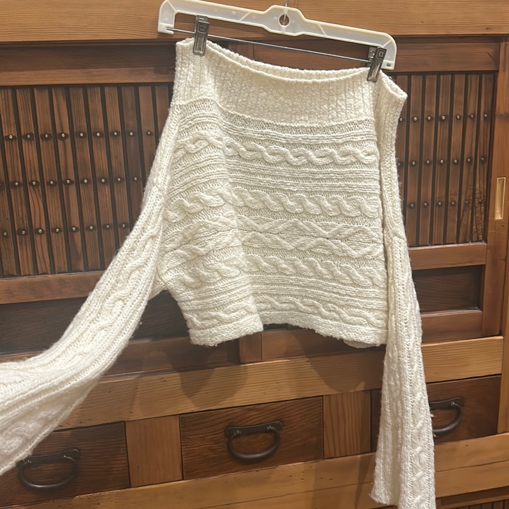 Urban Outfitters Crème cropped sweater Medium
